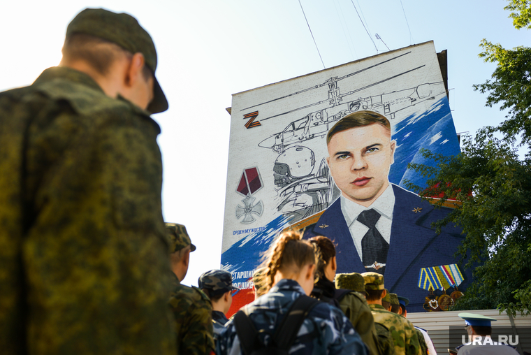 Летчика Александра Подшивалова нарисовали на фасаде дома по адресу Свердловский проспект, 58
