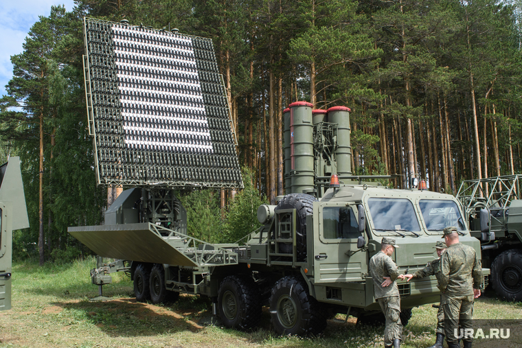Первый день форума "Армия 2019" на Свердловском полигоне. Екатеринбург, военная техника, оборона, выставка, радиолокационная станция, военнослужащие, радиотехнические войска, радиолокационный комплекс