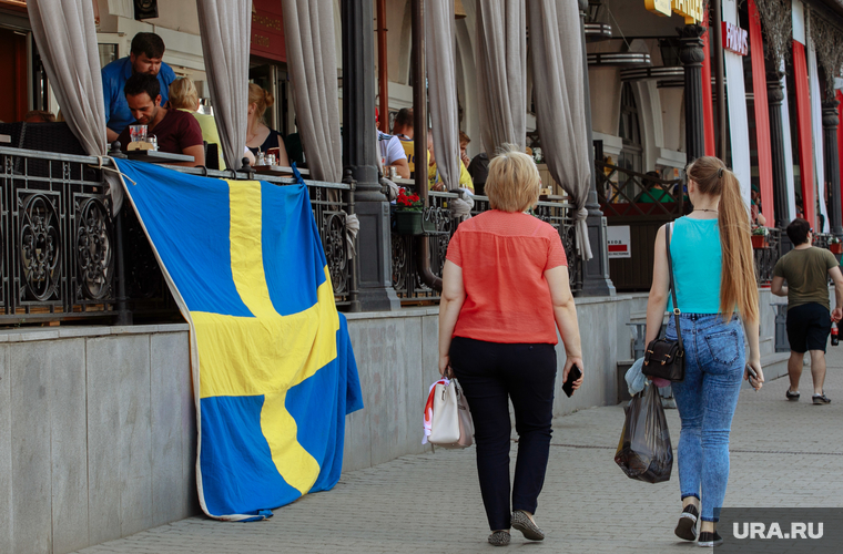 Болельщики сборной Швеции в Екатеринбурге, флаг швеции, болельщики сборной швеции