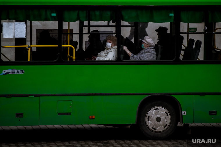Екатеринбург во время режима самоизоляции по COVID-19, эпидемия, автобус, маршрутка, пожилые люди, виды екатеринбурга
