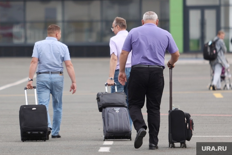 Аэропорт. Авиакомпания nordstar. Курган, багаж, сумки, мужчины, пассажиры, отъезд, отпуск, приезд, убыль населения