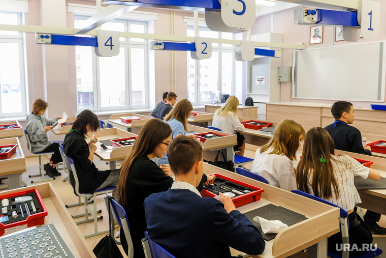 Алексей Текслер посетил новый образовательный центр №7. Челябинск, урок, класс, школа, занятия, старшеклассники