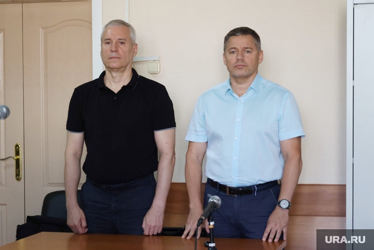 Бывший глава курганского ГУ МЧС Олег Рожков (слева) заявил о невиновности сразу после оглашения приговора