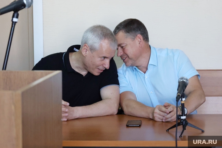 Олег Рожков (слева) и его адвокат Владимир Чернов перед оглашением приговора в курганском суде