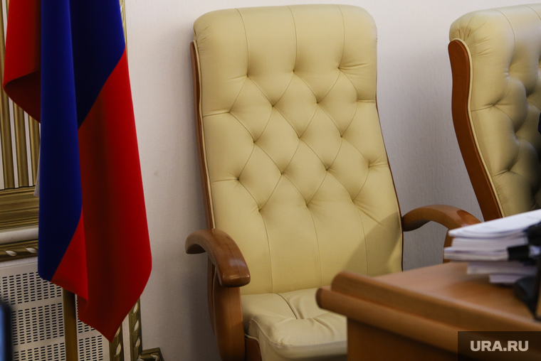 Заседание областной думы. Курган, пустое кресло, увольнение, триколор, флаг россии