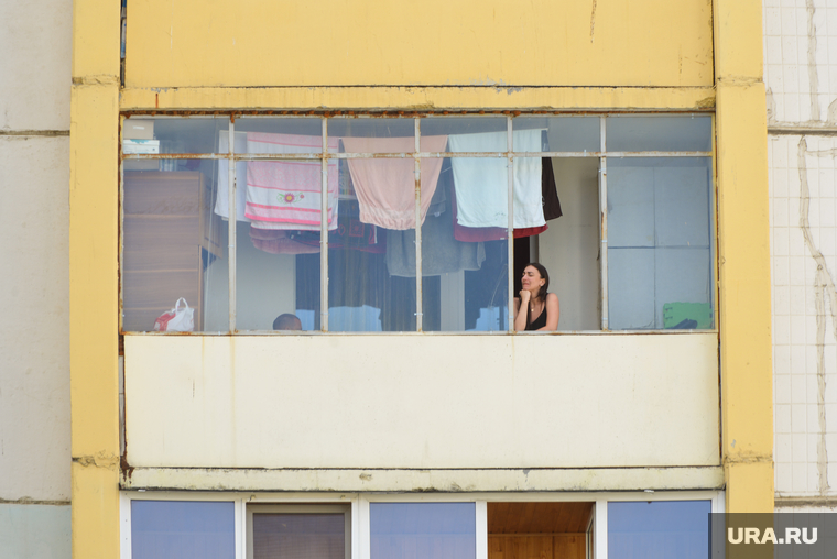 Открытые окна. Челябинск, жара, балкон, окна, белье, лето, женщина, полотенца, открытые окна