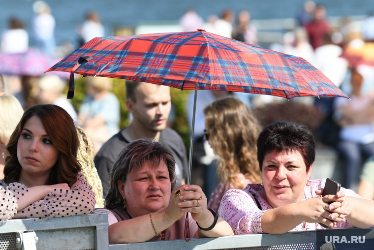 Прогнозируемый ливень так и не настиг город — в Екатеринбурге стоял солнцепек, от которого екатеринбуржцы скрывались под зонтиками