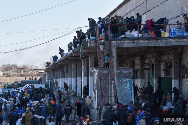 Ситуация в осажденном Мариуполе. Украина, гуманитарная помощь, украина, мариуполь, беженцы, раздача, бутылка воды, гуманитарка