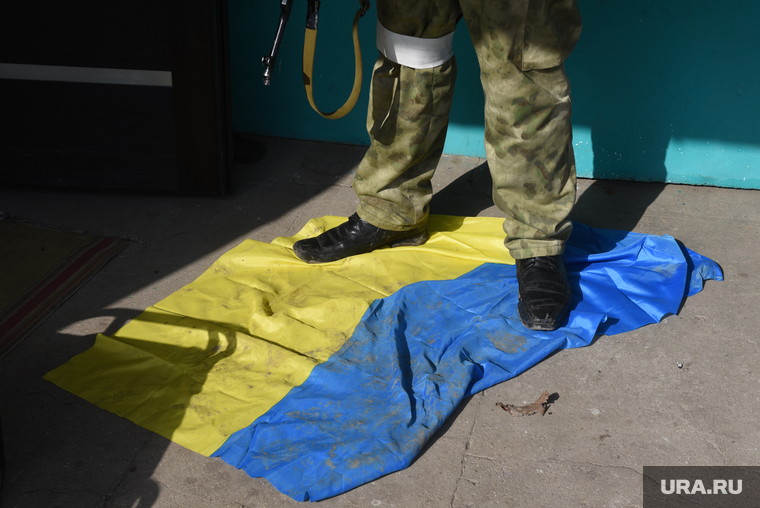 Жизнь в селе Талаковка в окрестностях Мариуполя. ДНР, флаг украины, украинский флаг, днр, ополченец, народная милиция, талаковка, линия фронта