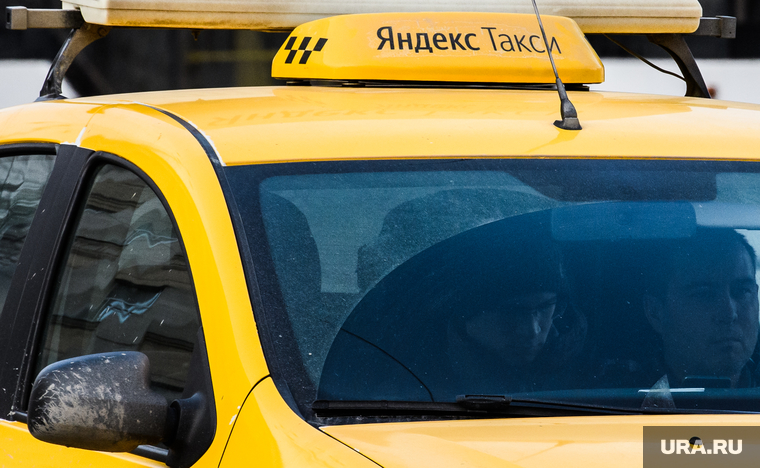 Машины такси на улицах города. Екатеринбург, такси, яндекс такси, перевозка пассажиров, услуги перевозки