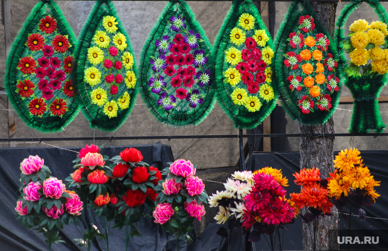 Рябковское кладбище. Курган, венок, искусственные цветы, ритуальные услуги, похоронный венок