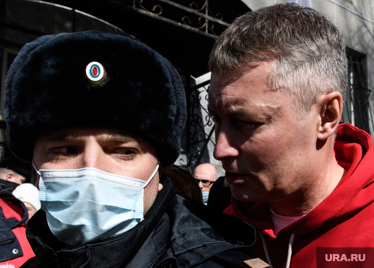Евгений Ройзман на заседании в Октябрьском районном суде, где рассматривается административные дела о его участии в несанкционированной акции. Екатеринбург, ройзман евгений, полиция, полицейский