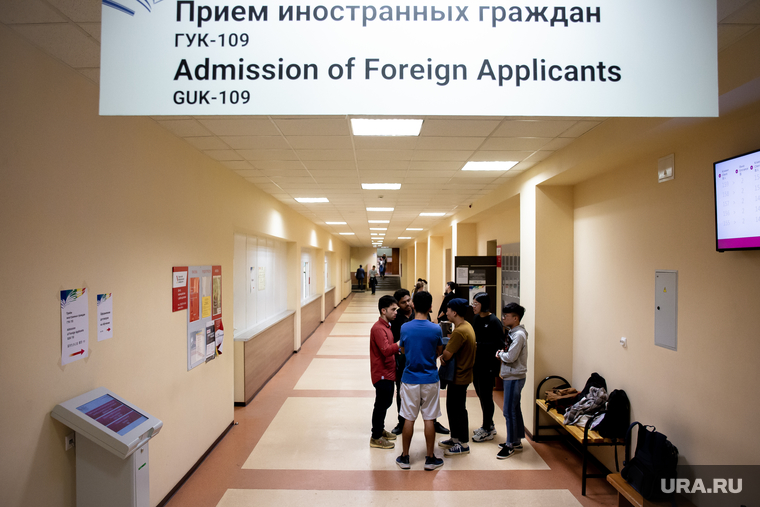 Студенты УрФУ около приемной иностранных граждан. Екатеринбург, коридор, прием, тайванцы, иностранцы, студенты, иностранных граждан, гук-109