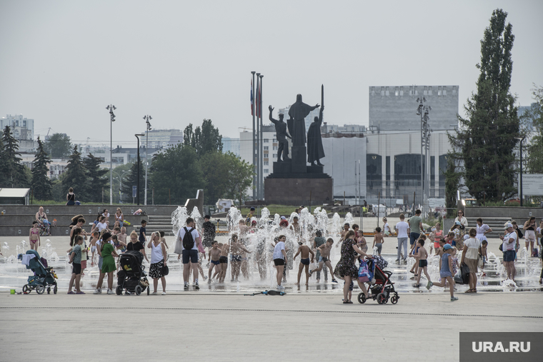 Жара в городе. Пермь, лето в городе, фонтан на эспланаде