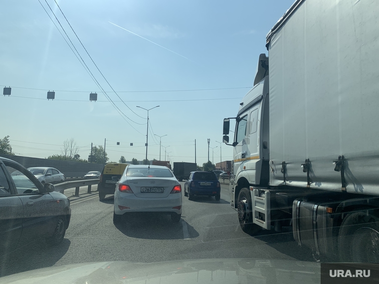 В аварии получил повреждения легковой автомобиль, в который вырезался большегруз