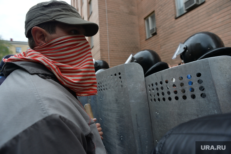 Ситуация на востоке Украины. Взятие прокуратуры. Луганск, щиты, беспорядки, столкновение, маски, оцепление