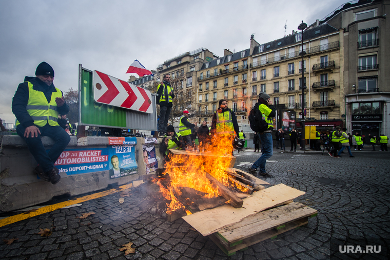 Акция протеста против повышения налога на бензин и дизельное топливо на Елисейских полях. Франция, Париж, костер, париж, флаг франции, франция, протест