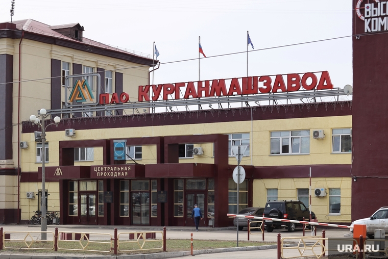 Автомобильная парковка около КМЗ. Курган