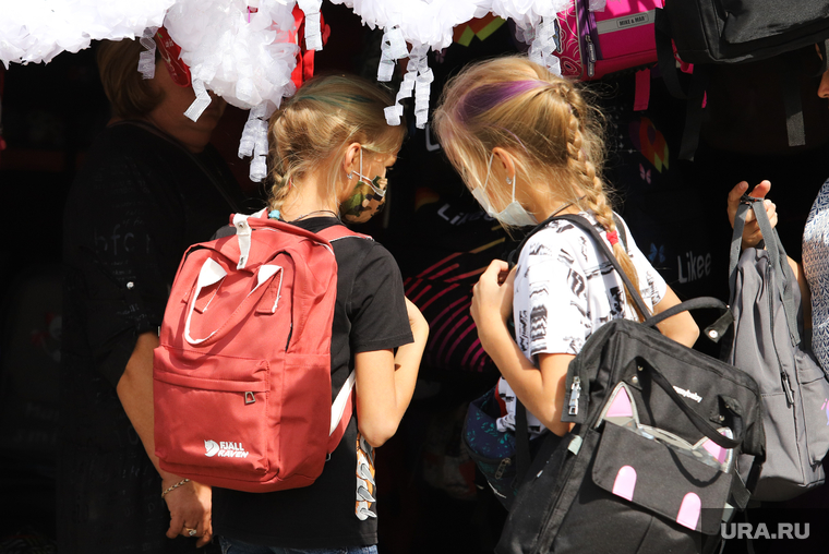 Школьная ярмарка на Центральном рынке. Курган, рюкзаки, центральный рынок, школьницы, девочки, дети, рынок, школьная ярмарка, школьный рюкзак, учебная форма