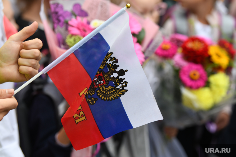 Школьники лицея №12 пришли на праздничную линейку с флагами России