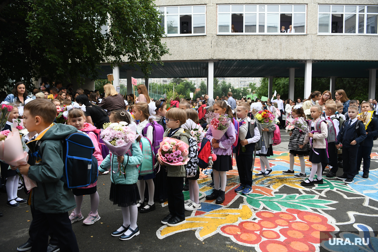 Ученики лицея №12 выстроились в колонну, чтобы вручить цветы классному руководителю