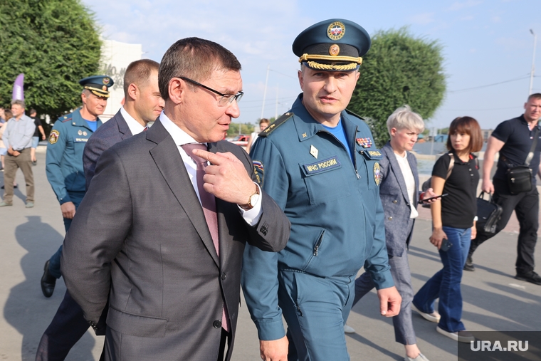 Глава МЧС России Александр Куренков (в форме) и уральский полпред Владимир Якушев познакомились с курганской техникой