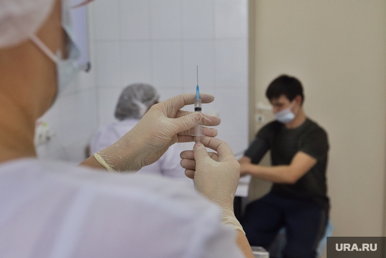 Вакцинация сотрудников завода «Стальмост». Курган , вакцина, врач, вакцинация, медкабинет, шприц, укол, медицина