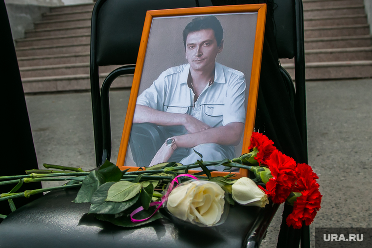 Пикет памяти журналиста Владимира Кирсанова. Курган, розы, портрет, гвоздики, кирсанов владимир, память