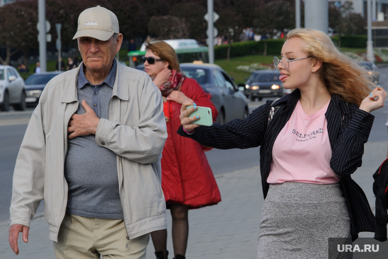 Виды Екатеринбурга, девушка, молодость, селфи, показывает язык, старость