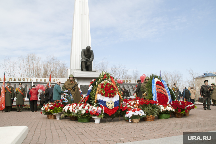 Празднование Дня Победы в ВОВ в Салехарде, памятник солдату, день победы, город салехард, 9 мая, мемориал победы