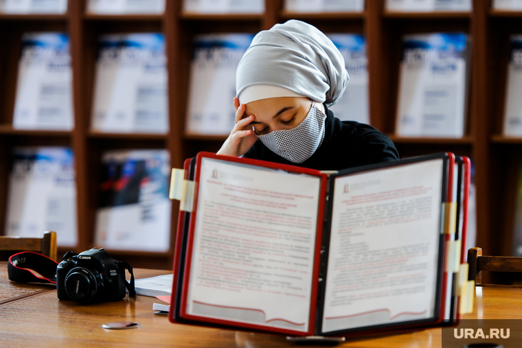 Публичная библиотека. Челябинск, библиотека, читатель, мусульманка, маска медицинская