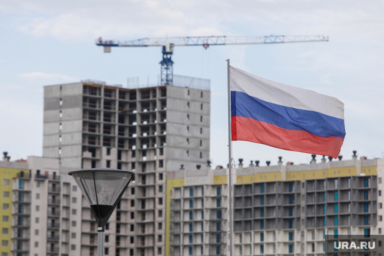 Открытие школы N123 в Академическом районе. Екатеринбург , флаг рф, башенный кран, флаг россии, строящийся дом, стройка