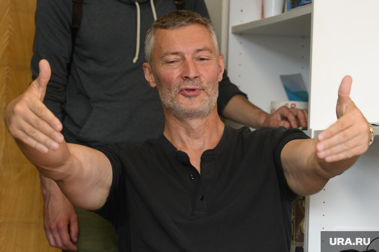 Евгений Ройзман и Дмитрий Головин в Штабе Навального. Екатеринбург, ройзман евгений, портрет, жест руками