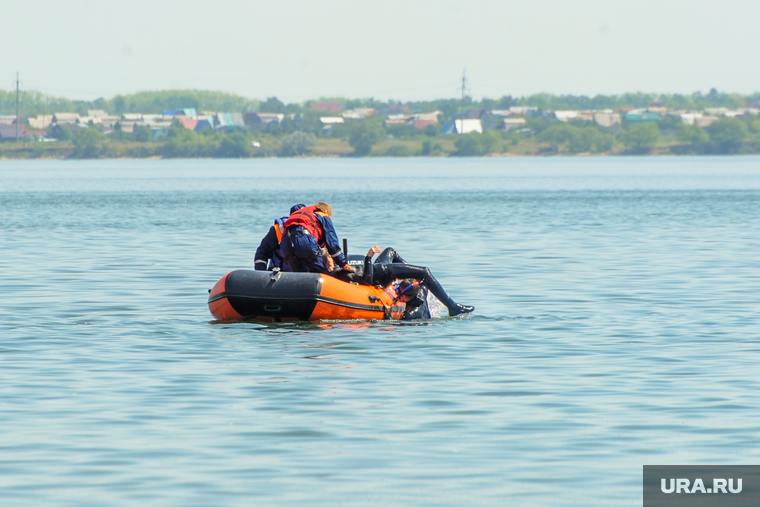 Утонувшие туристы. Спасатель на пляже. Спасение утопающего. Спасатели на озере.
