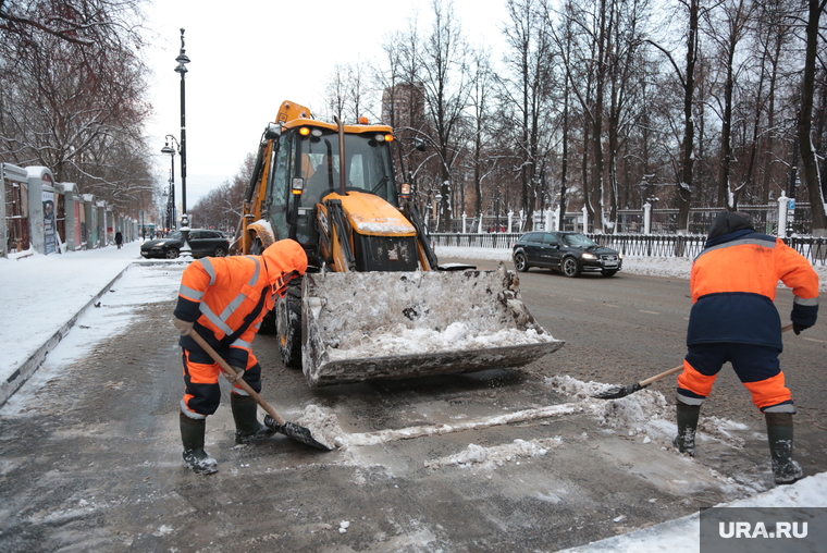 Уборка снега на улицах города. Пермь, уборка снега, уборка дорог