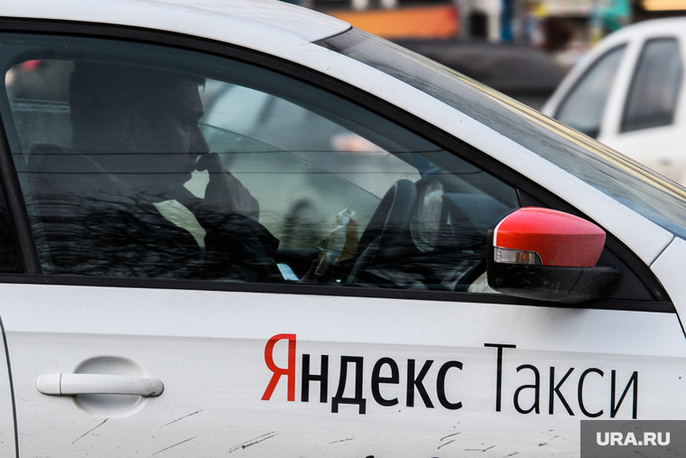 Машины такси на улицах города. Екатеринбург, такси, яндекс такси, перевозка пассажиров, услуги перевозки