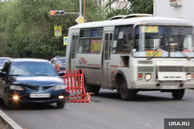 Город. Курган., автобус, улица станционная, обрушение асфальта, яма в дороге