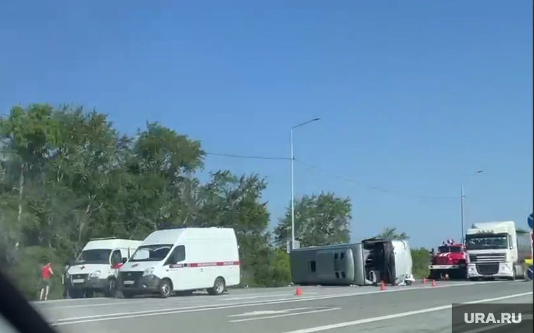 Стоп-кадр из видео ДТП с автобусом на М5. Челябинская область, дтп, автобус, авария, скорая помощь