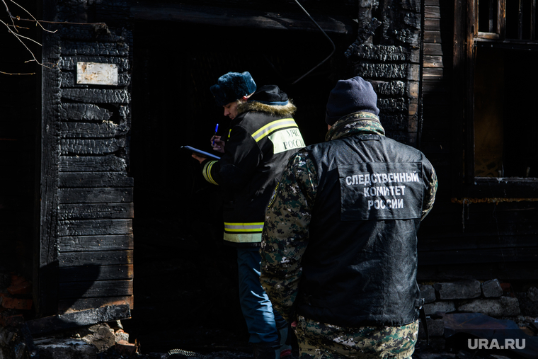 Последствия пожара на улице Омская, 91. Екатеринбург, пожарище, дом сгорел, сгоревший дом, ск рф, следственный комитет россии, место происшествия, место пожара