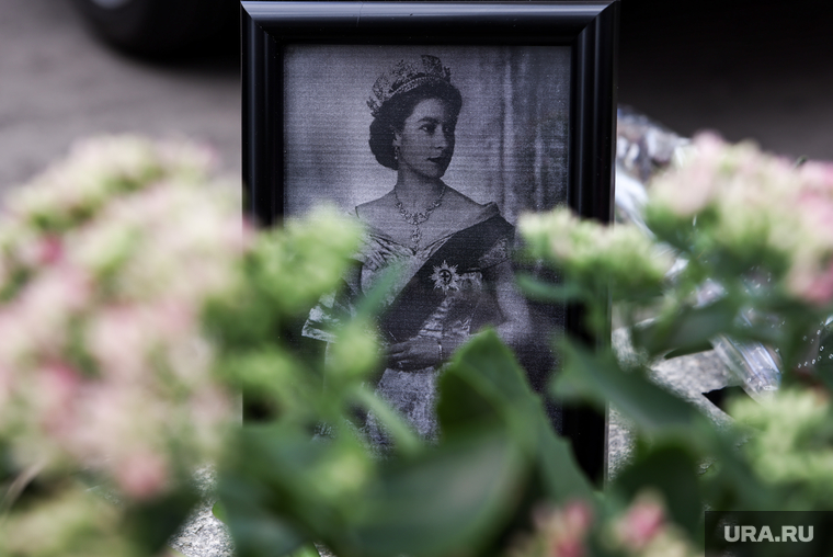 Похоронить на английском. Мемориал Елизаветы 2. Похороны королевы Англии 2022.