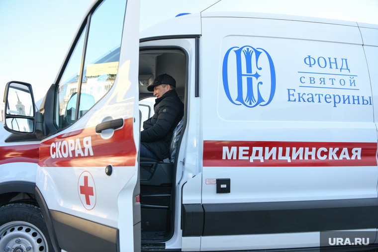 Передача машин скорой помощи от Фонда святой Екатерины екатеринбургским медикам. Екатеринбург, володин игорь, медицина, здравоохранение, фонд святой екатерины, машина скорой помощи, скорая помощь