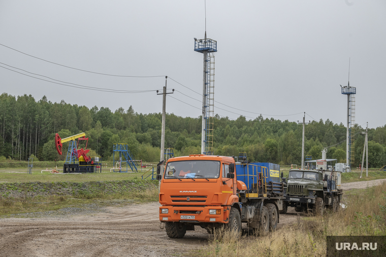 Нефтяное месторождение компании Лукойл. Красновишерский район, Пермский край, лукойл, качалка, нефть, нефтяное месторождение, цднг 11, цех добычи нефти, поселок романово, красновишерский район, нефтепромысел