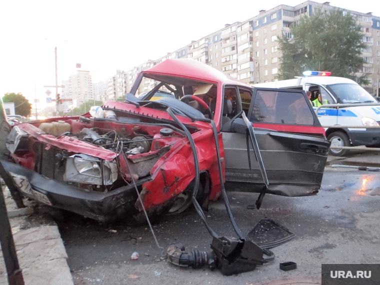 ДТП в Челябинске. Два автомобиля разнесли остановку. 15.07.2014, дтп, разбитая машина