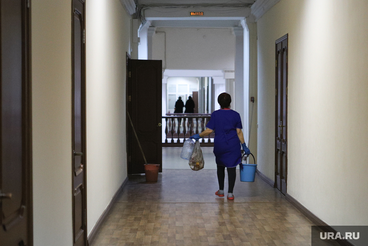 Поздравление и вручение подарков от ура. ру руководителям городской администрации. Курган, уборщица, коридор