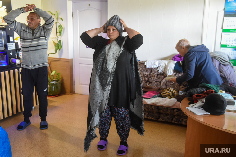 Украинские беженцы рассматривали и примеряли одежду
