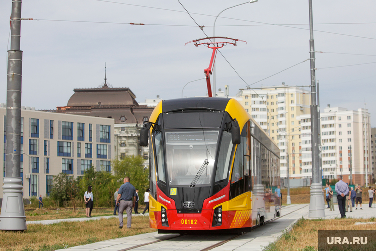 Запуск движения по трамвайной ветке из Екатеринбурга в Верхнюю Пышму. Екатеринбург, остановка, трамвай, вагон трамвая