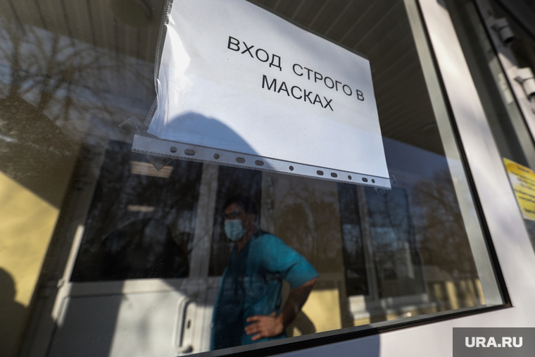 Сенатор Сергей Муратов вручает медикам второй горбольницы кислородные концентраты. Курган, масочный режим, вход в масках