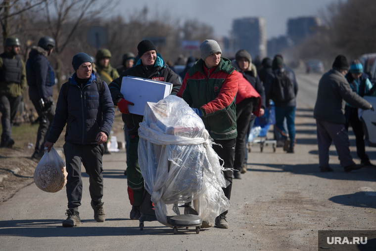 Ситуация в осажденном Мариуполе. Украина, эвакуация, гуманитарная помощь, украина, мариуполь, беженцы, раздача, бутылка воды, гуманитарка