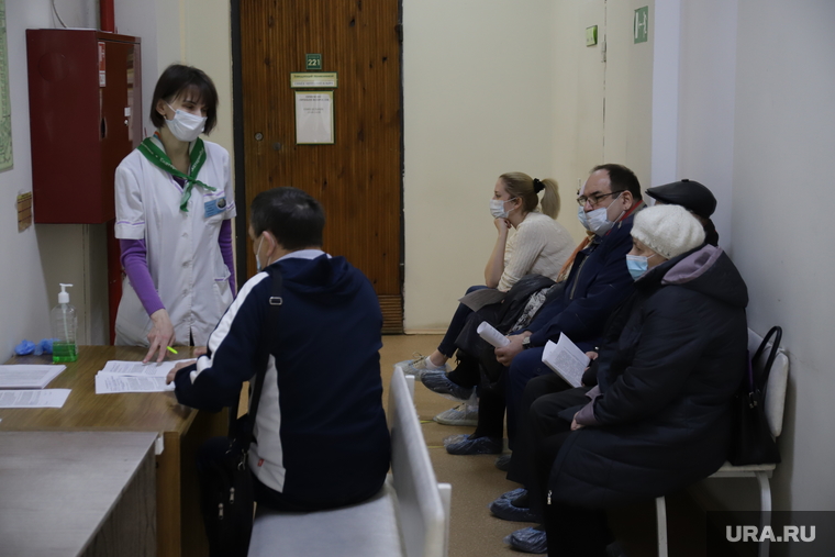 Вакцинация ветеранов вторым компонентом вакцины "Гам-КОВИД-Вак" ("Спутник V"). Екатеринбург, поликлиника, прием у врача, больница, очередь к врачу, очередь в больнице, поликлиника 23