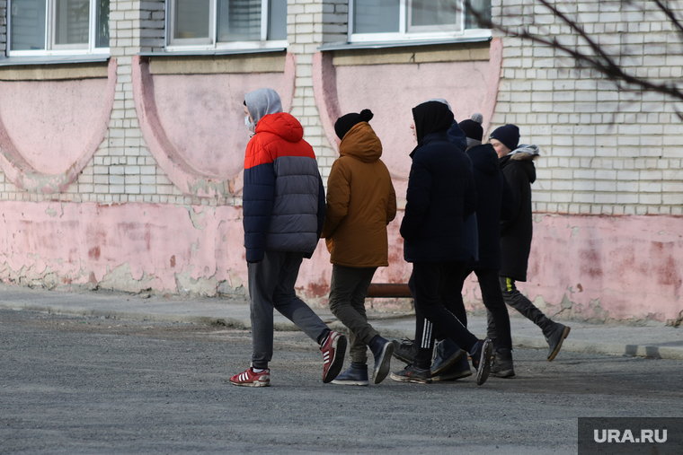 Виды города. Курган, подростки, каникулы, школьники, пацаны, парни